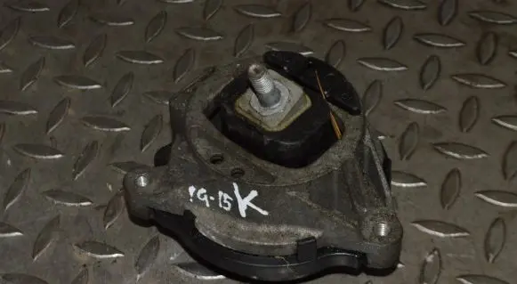 BMW 4 F32 F33 Engine mount bracket 6787657