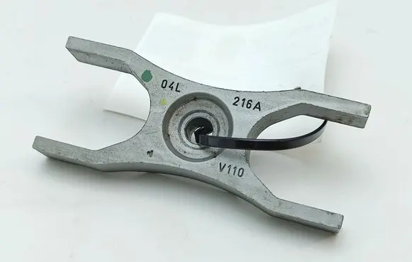 Audi A4 S4 B9 8W Fuel Injector clamp holder 04L216A