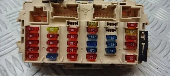 Nissan X-Trail T30 Fuse box cover 