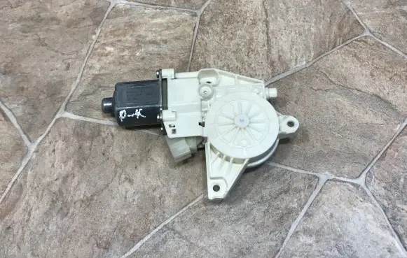 Mercedes-Benz C W204 Front door window regulator motor A2048200142