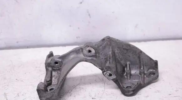 Engine mounting bracket