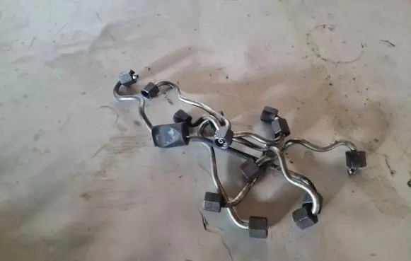 BMW 5 E60 E61 Fuel injector supply line/pipe 