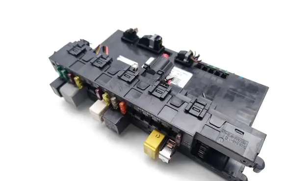 Mercedes-Benz C W203 Fuse module 2035453801 5DK008486 5DK008486-13