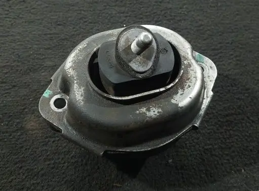 BMW X5 E53 Engine mount bracket 6758444 31082001