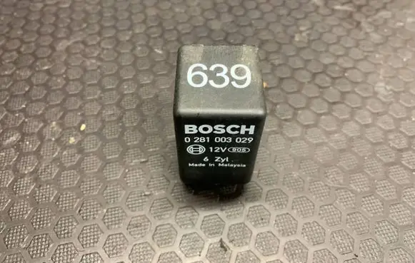 Volkswagen Phaeton Glow plug pre-heat relay 4E0907282A