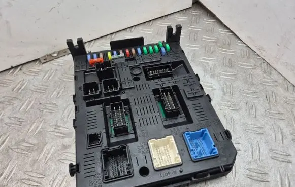 Peugeot 3008 I Fuse module
