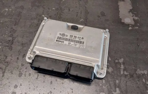 Volkswagen PASSAT B5 Engine control unit/module 038906019BN 0281010404
