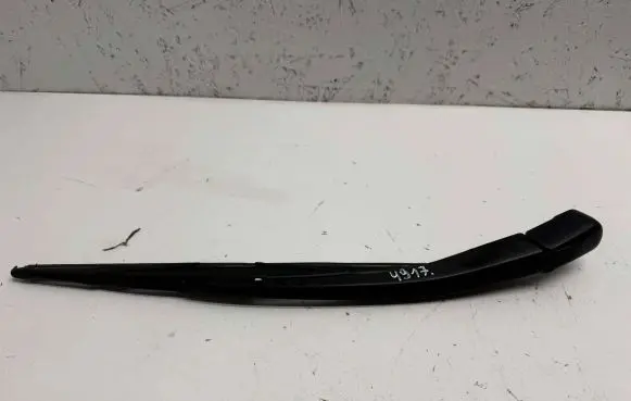 Rear wiper blade arm