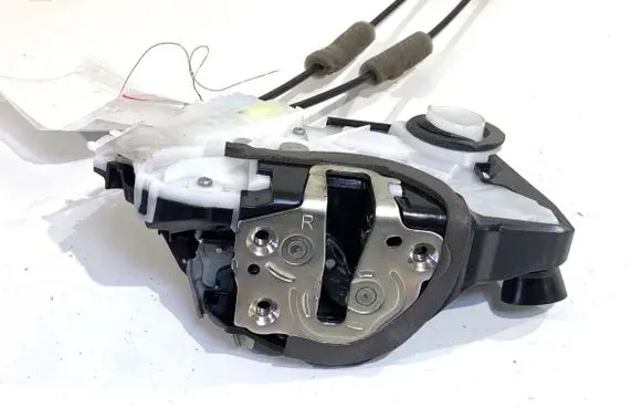 Toyota Yaris Front door lock M7313450M6