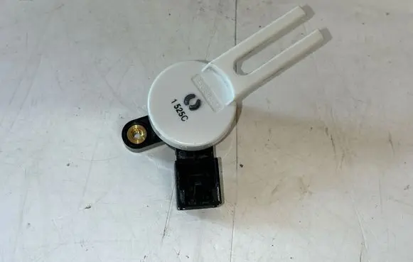 Opel Insignia A Clutch pedal sensor 25889337