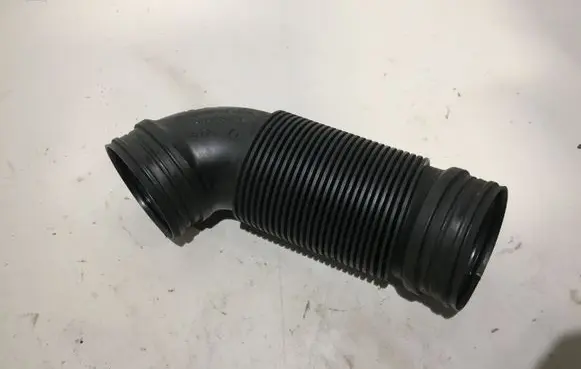 Skoda Octavia Mk2 (1Z) Air intake hose/pipe 1K0129684B