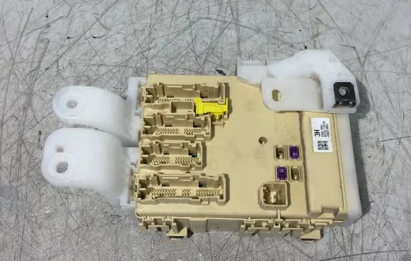 Toyota Auris E180 Fuse module 8922102330 50118503 TA2355