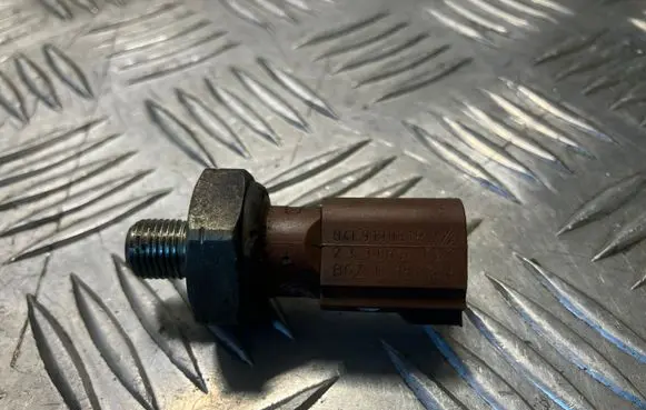 Volkswagen Golf VII Oil pressure sensor 04L919081B