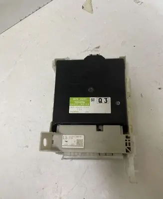 Toyota Yaris Fuse module 8273052M80