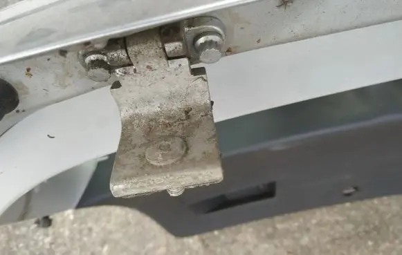 Tailgate/trunk/boot hinge