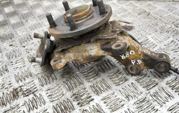 Toyota Corolla Verso AR10 Front wheel hub