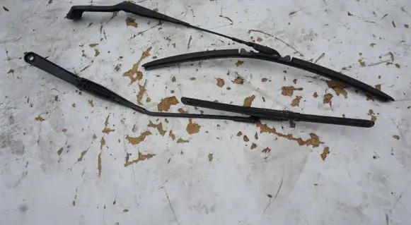 Ford Kuga I Front wiper blade arm
