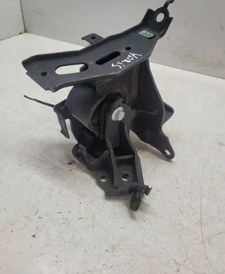 Toyota Yaris Engine mount bracket