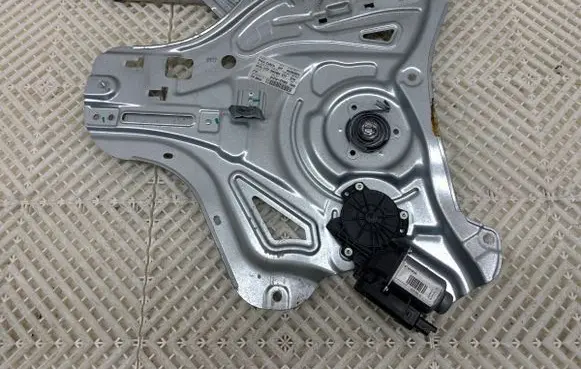 Hyundai ix35 Front door window regulator with motor 824702Y010