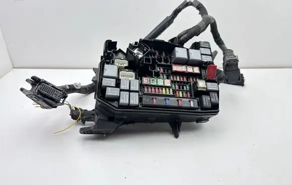 Toyota Auris E180 Fuse box set 8274102080