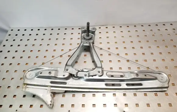 Rear door manual window regulator