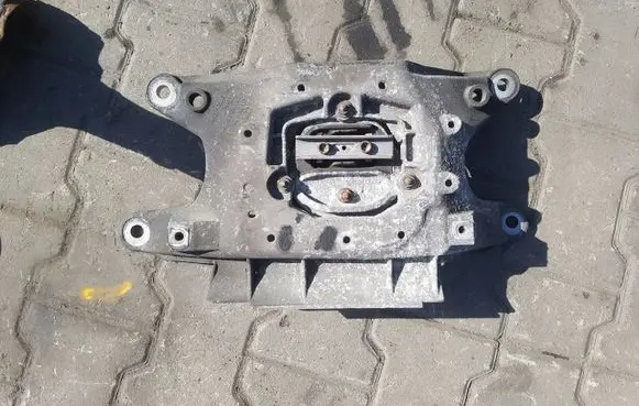 Gearbox mounting bracket