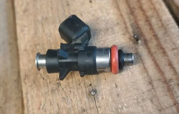 Chrysler Town & Country V Fuel injector 05184085AC