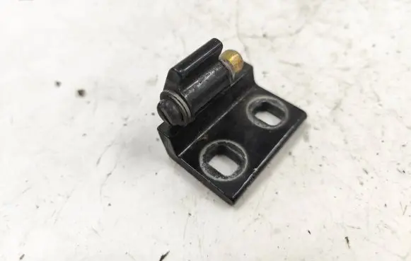 BMW X5 E53 Rear door upper hinge 82651639