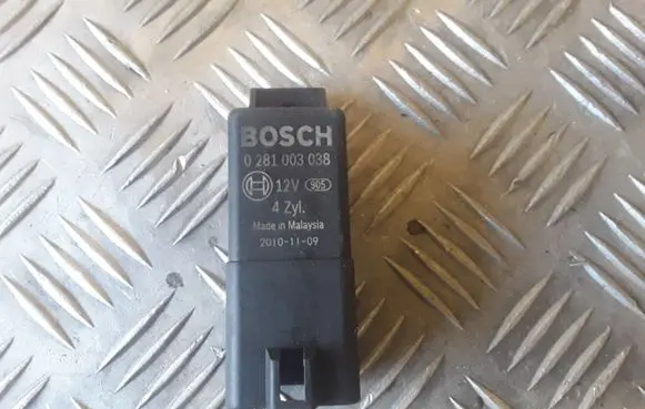Volkswagen Golf V Glow plug pre-heat relay 038907281D 0281003038
