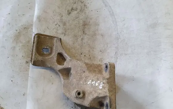 Land Rover Discovery 3 - LR3 Engine mounting bracket 4H226037