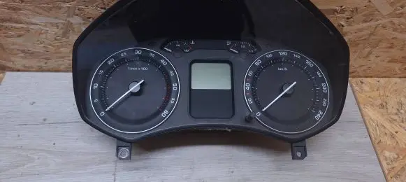 Skoda Octavia Mk2 (1Z) Speedometer (instrument cluster) V3558396 1Z0920810D SKZZ0D2669357