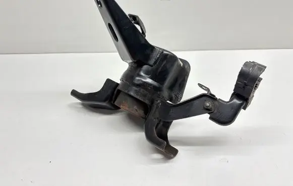 Toyota Auris 150 Engine mount bracket 