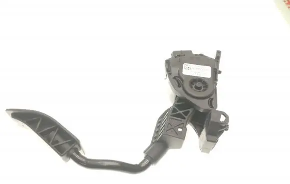 Accelerator throttle pedal