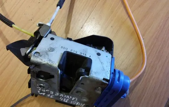Audi A4 S4 B5 8D Rear door lock 8D0839016A