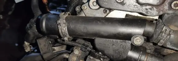 Volkswagen Touran I Engine coolant pipe/hose 038121132D