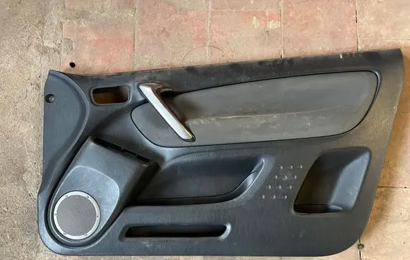 Toyota RAV 4 (XA20) Front door card panel trim 67773X1B01