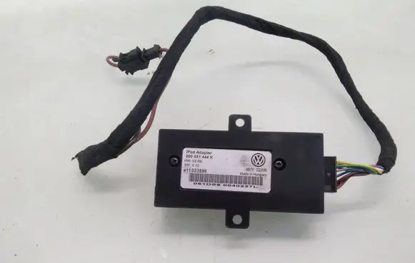 Volkswagen Golf V iPod connector socket E11023596