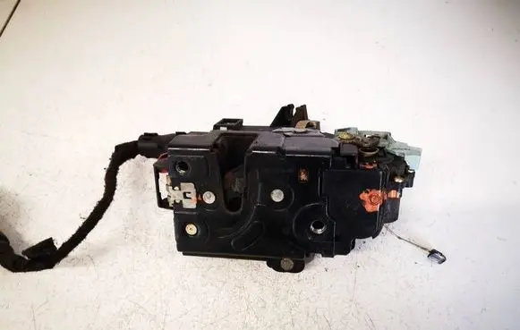 Volkswagen Touran I Front door lock 3D1837016