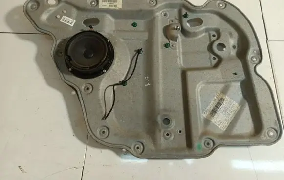 Volkswagen Touran I Front door electric window regulator 1T0839729H