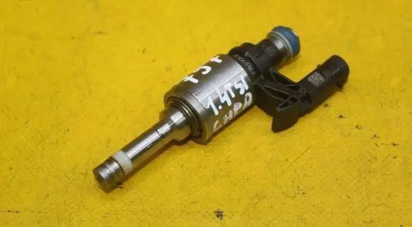 Skoda Octavia Mk3 (5E) Fuel injector 04E906036E
