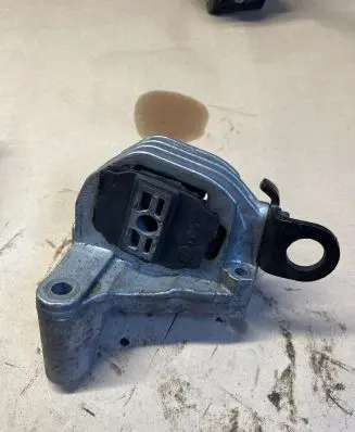 Volvo XC70 Engine mount bracket 326C88
