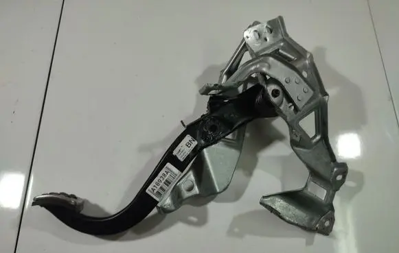 Opel Zafira B Clutch pedal 13208423