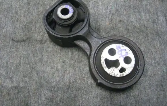 Honda CR-V Engine mount bracket