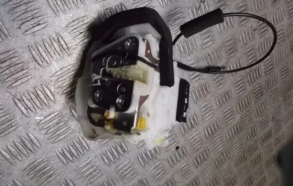 Subaru Legacy Front door lock