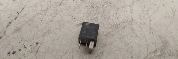 Volkswagen PASSAT B6 Other relay 7M0951253C 95VW10K705EA V23374A1001X007
