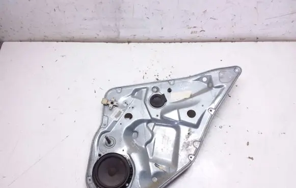 Rear door manual window regulator