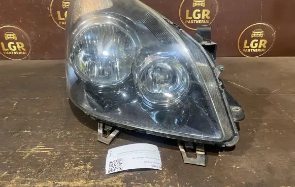 Toyota Corolla Verso AR10 Headlight/headlamp P7106R