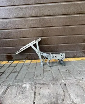Mercedes-Benz E W210 Front door electric window regulator 0130821670 F835