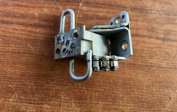 Audi A3 S3 8L Front door lower hinge 4B0831412A 4B0831412B