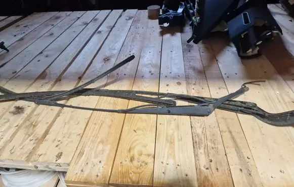 Front wiper blade arm